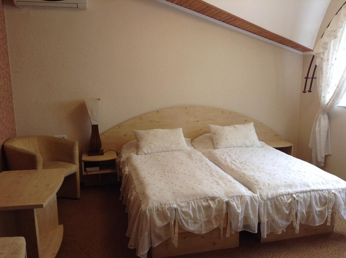 Tyachiv Hotel Serpanok מראה חיצוני תמונה