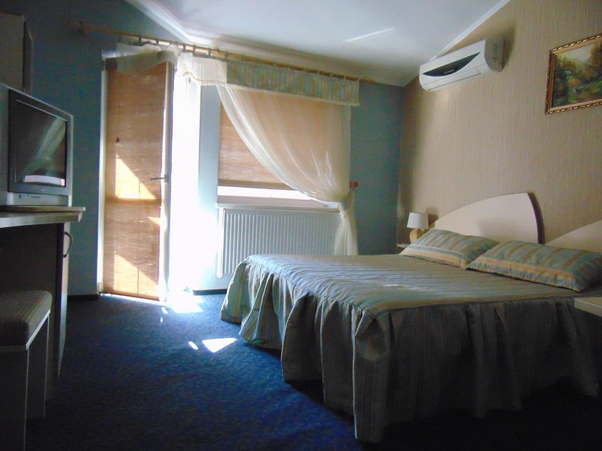 Tyachiv Hotel Serpanok מראה חיצוני תמונה